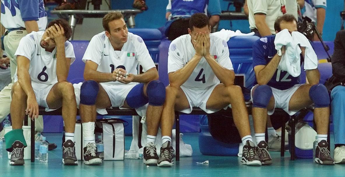 Samuele Papi, Simone Rosalba, Luigi Mastrangelo, and Mirko Corsano dopo la sconfitta con la Jugoslavia Yugoslavia, nella semifinale dei Giochi olimpici estivi a Sydney il 29/9/ 2000 (AP)